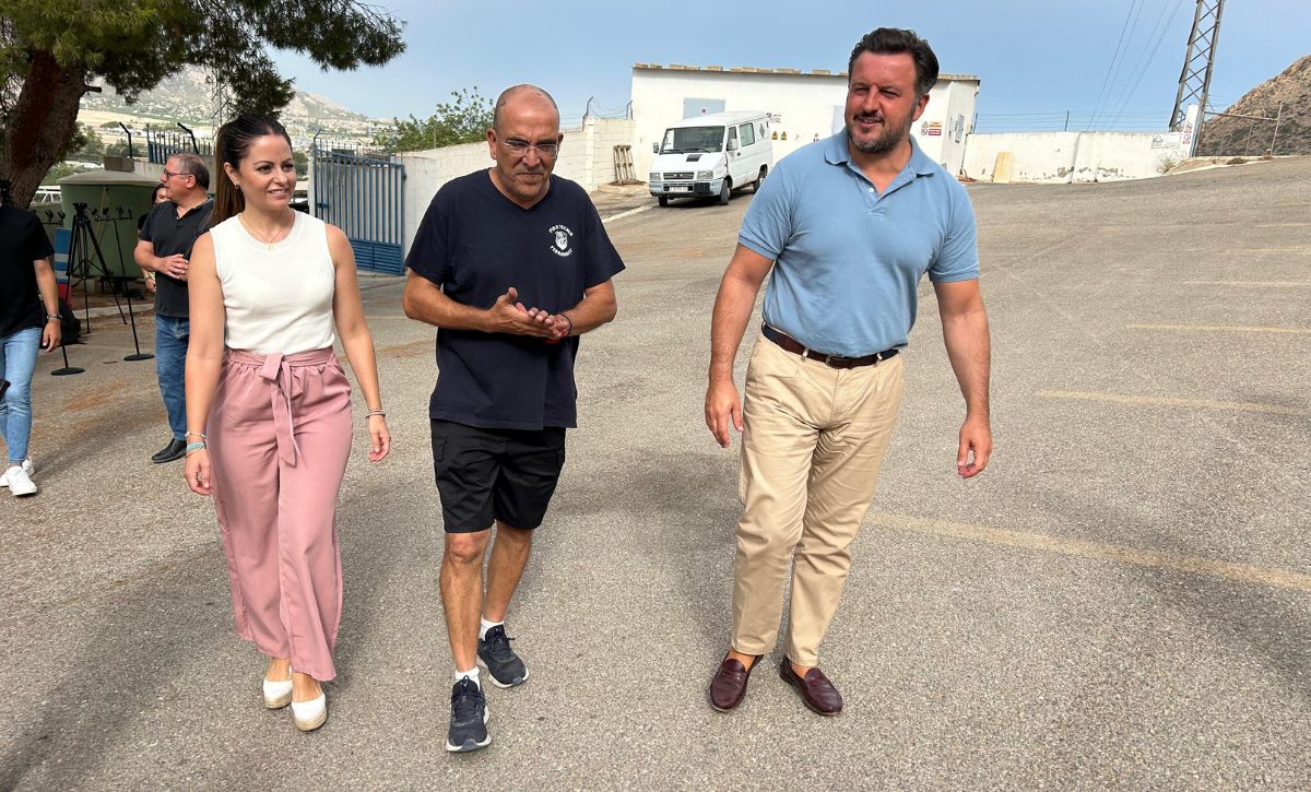 El alcalde de Elche y la concejal de fiestas visitan la Pirotecnia Ferrández, que prepara la Nit de l'Albà desde 1989