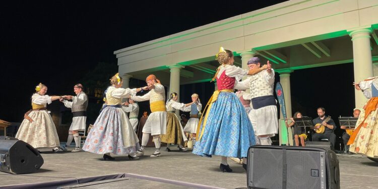 Danza tradicional valenciana en los Jardines del Palau