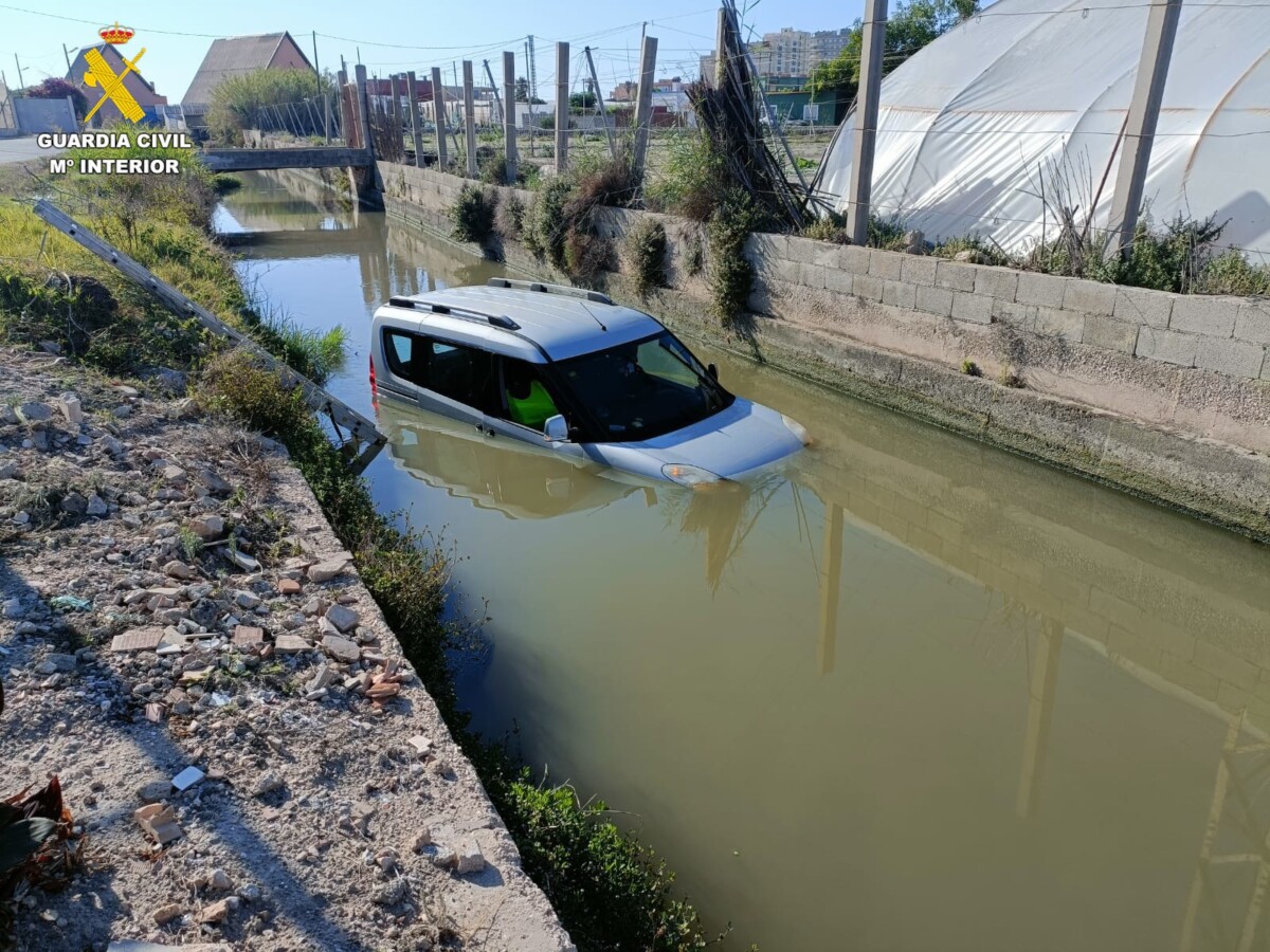 Mujer atrapada coche Mareny de Barraquetes