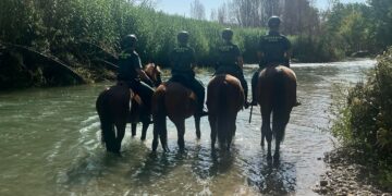 Agentes de la Guardia Civil a caballo patrullando en el parque natural del río Túria