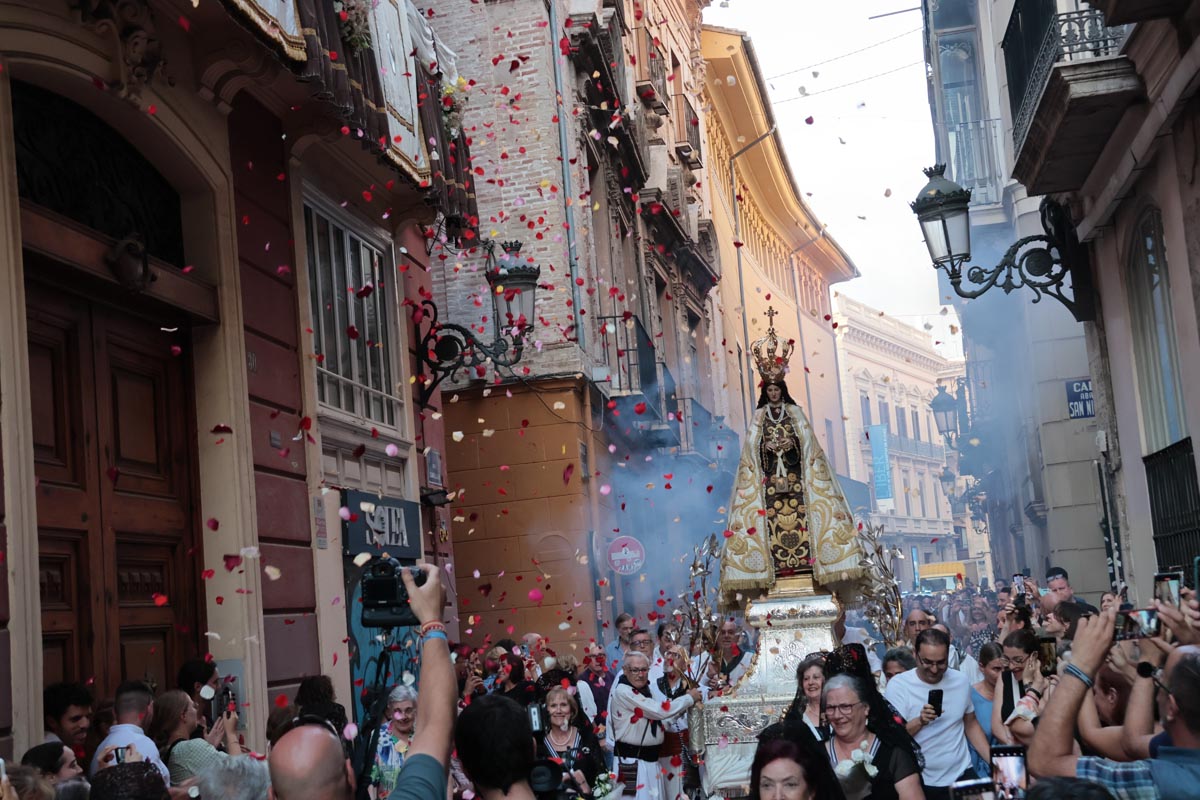 Procesión de la Virgen del Carmen en el barrio que lleva su nombre