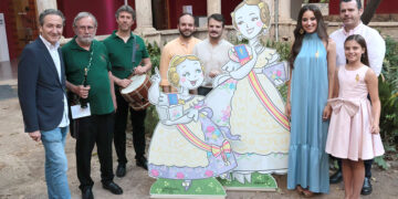 Las Falleras Mayores de Valencia reciben sus ninots-retratos de Ceballos y Sanabria