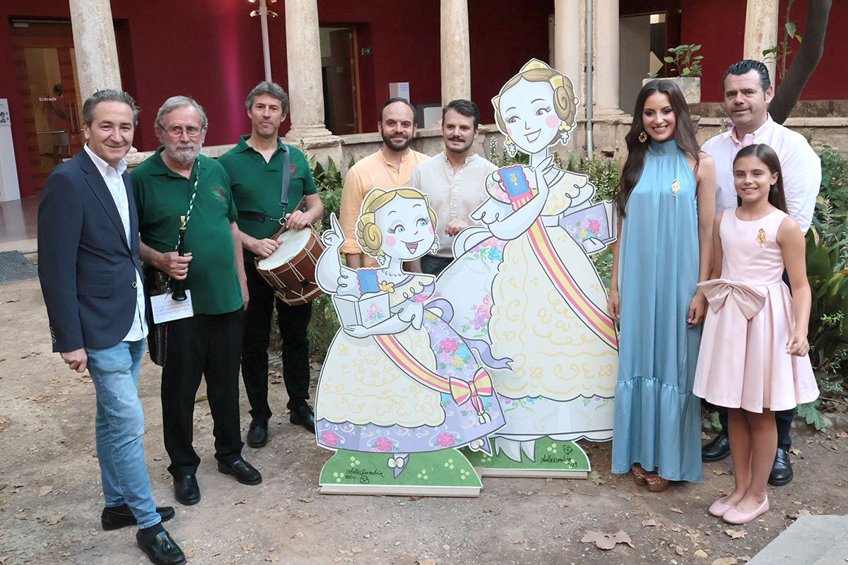 Las Falleras Mayores de Valencia reciben sus ninots-retratos de Ceballos y Sanabria
