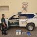 Un agente junto a varios recipientes con gasóleo B