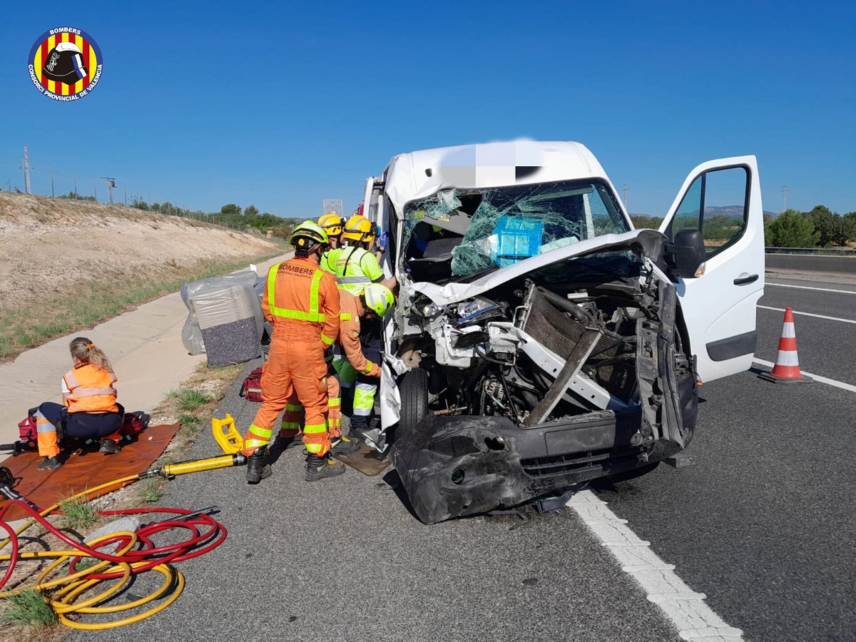 Accidente entre un camión y una furgoneta en la A-3 a su paso por Cheste