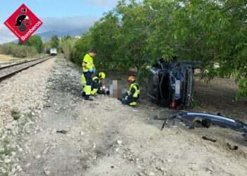 Dos heridos al arrollar un tren a un coche en Agres