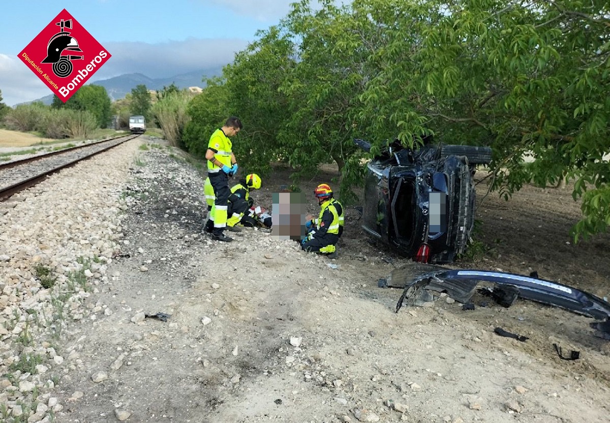 Dos heridos al arrollar un tren a un coche en Agres