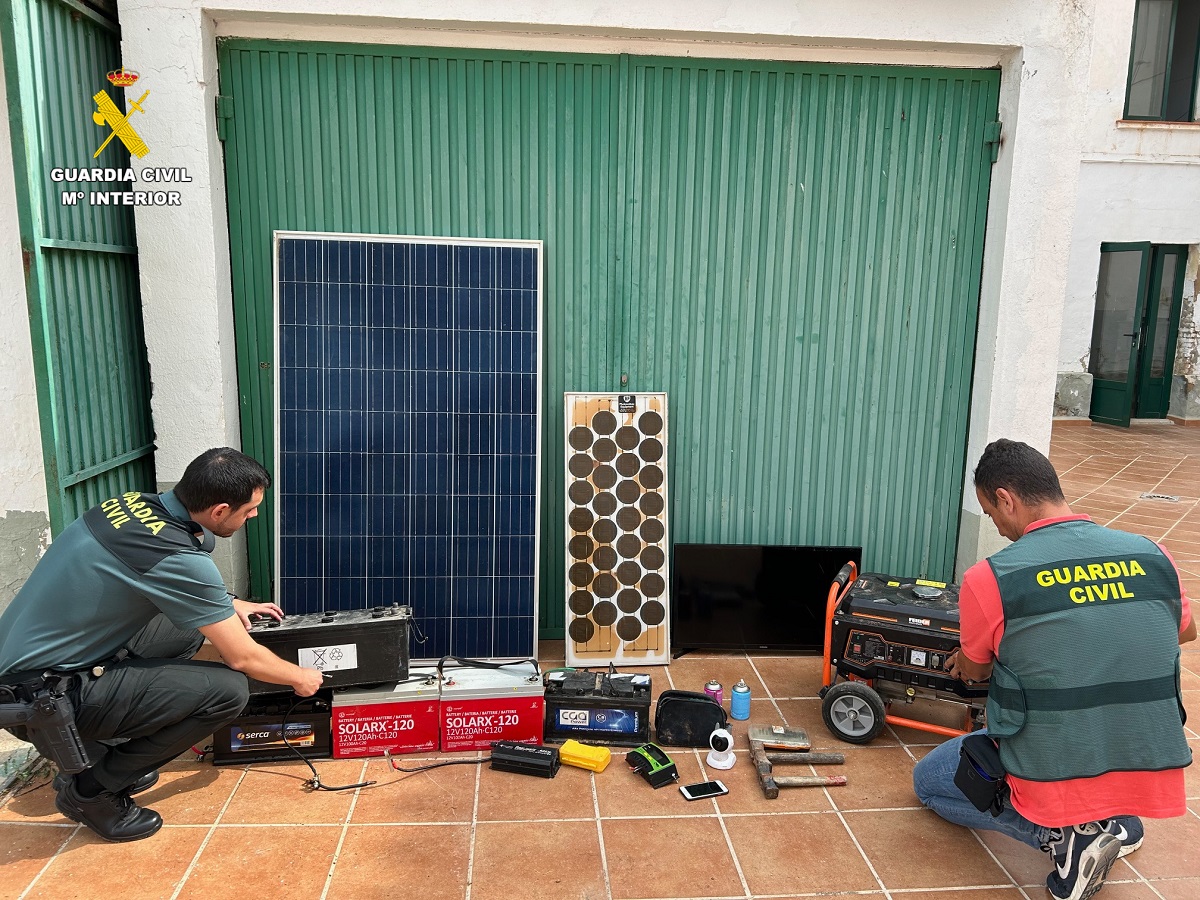Dos agentes inspeccionan material robado en diseminados de La Costera