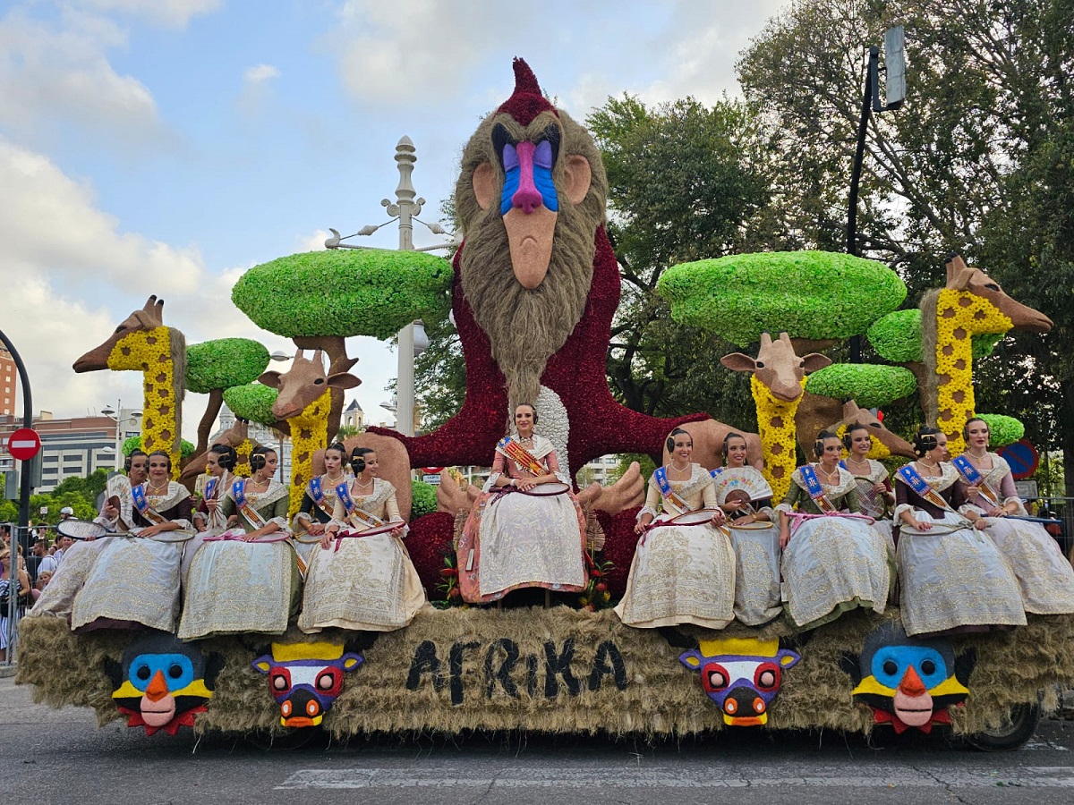 La carroza 'África' de Vicente Julián García Pastor, con María Estela Arlandis, Fallera Mayor de Valencia 2024, y su Corte de Honor, a bordo