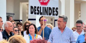 Martínez Mus, irector general de Costas, Puertos y Aeropuertos, junto a los vecinos en una acción de protesta
