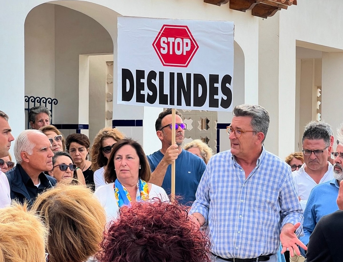 Martínez Mus, irector general de Costas, Puertos y Aeropuertos, junto a los vecinos en una acción de protesta
