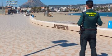 Agente de la Guardia Civil en el paseo marítimo de Xàbia