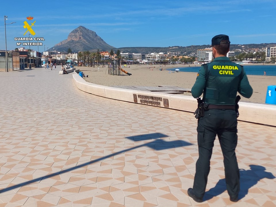 Agente de la Guardia Civil en el paseo marítimo de Xàbia