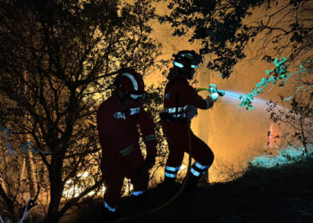 Efectivos de la Unidad Militar de Emergencias (UME) combaten las llamas del incendio de incendio de Benasau (Alicante). EFE/ Unidad Militar de Emergencias