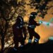 Efectivos de la Unidad Militar de Emergencias (UME) combaten las llamas del incendio de incendio de Benasau (Alicante). EFE/ Unidad Militar de Emergencias