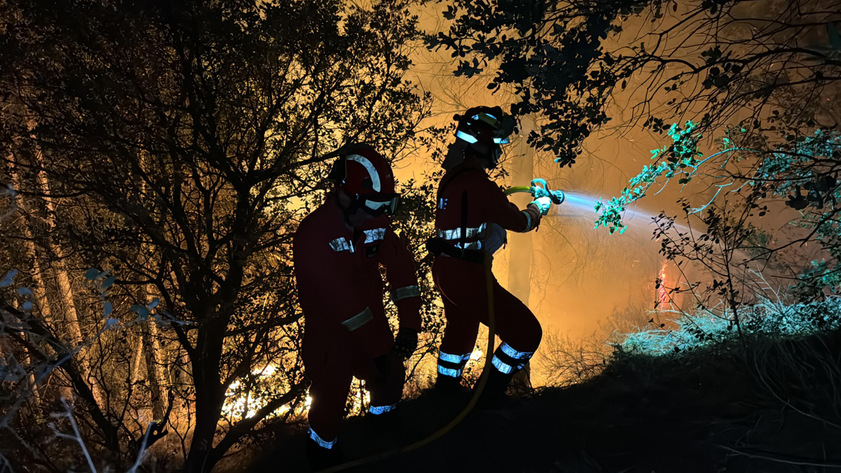 Efectivos de la Unidad Militar de Emergencias (UME) combaten las llamas del incendio de incendio de Benasau (Alicante). EFE/ Unidad Militar de Emergencias