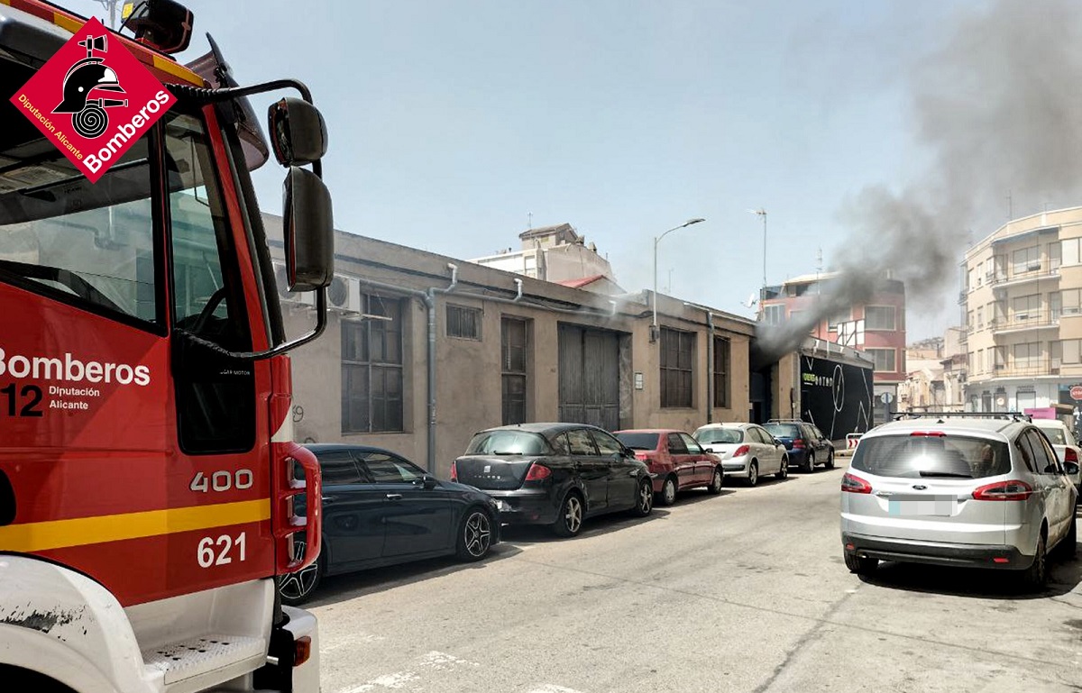 incendio en un taller mecánico abandonado de Orihuela