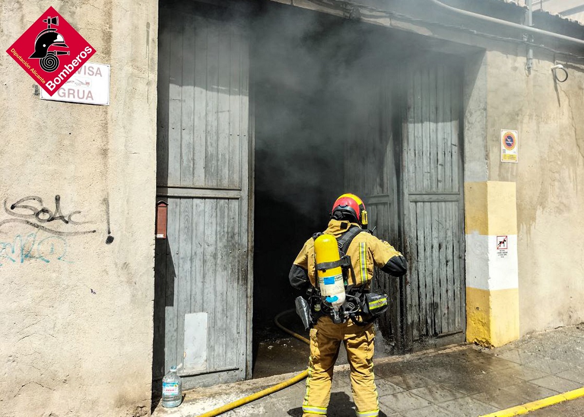 incendio en un taller mecánico abandonado de Orihuela