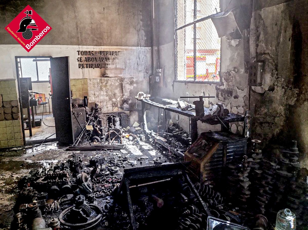 incendio en un taller mecánico abandonado de Orihuela