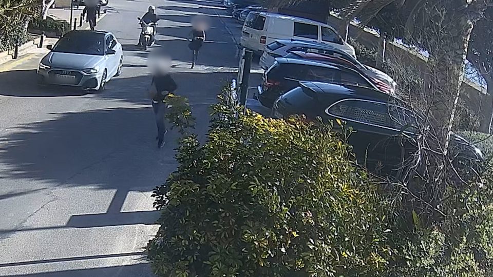 Camara de vigilancia vial capta a dos individuos corriendo con una mochila entre las manos por un lado de la carretera 