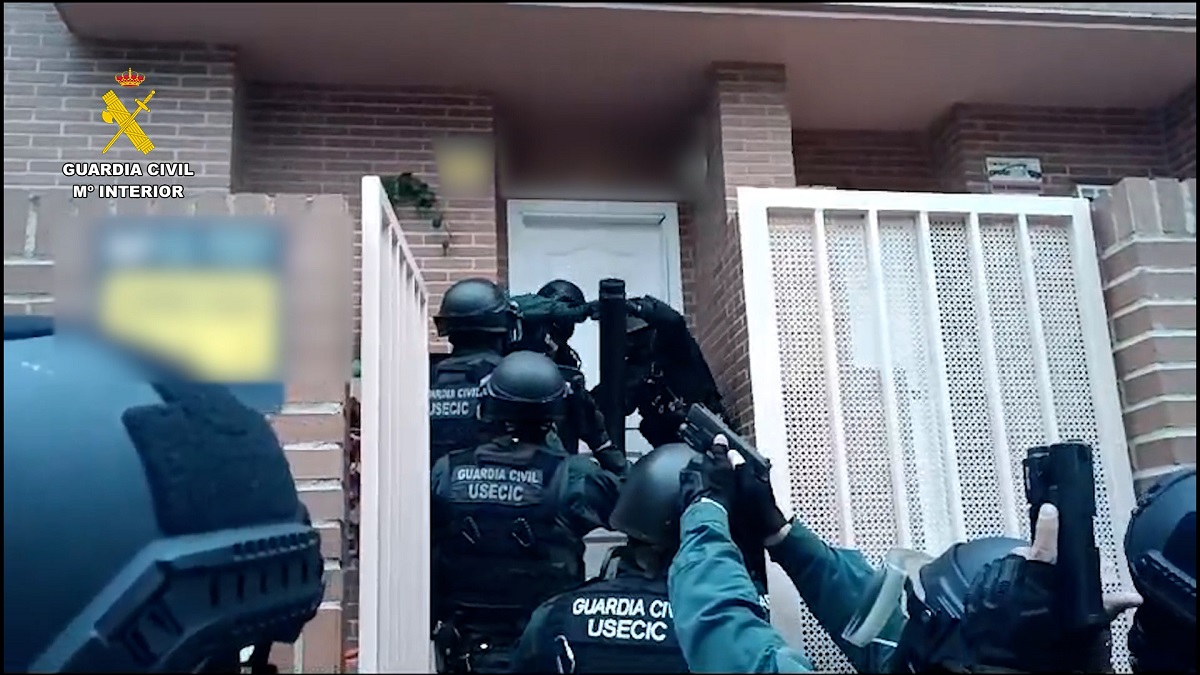 Agentes de la Guardia Civil realizando una entrada y registro en un domicilio