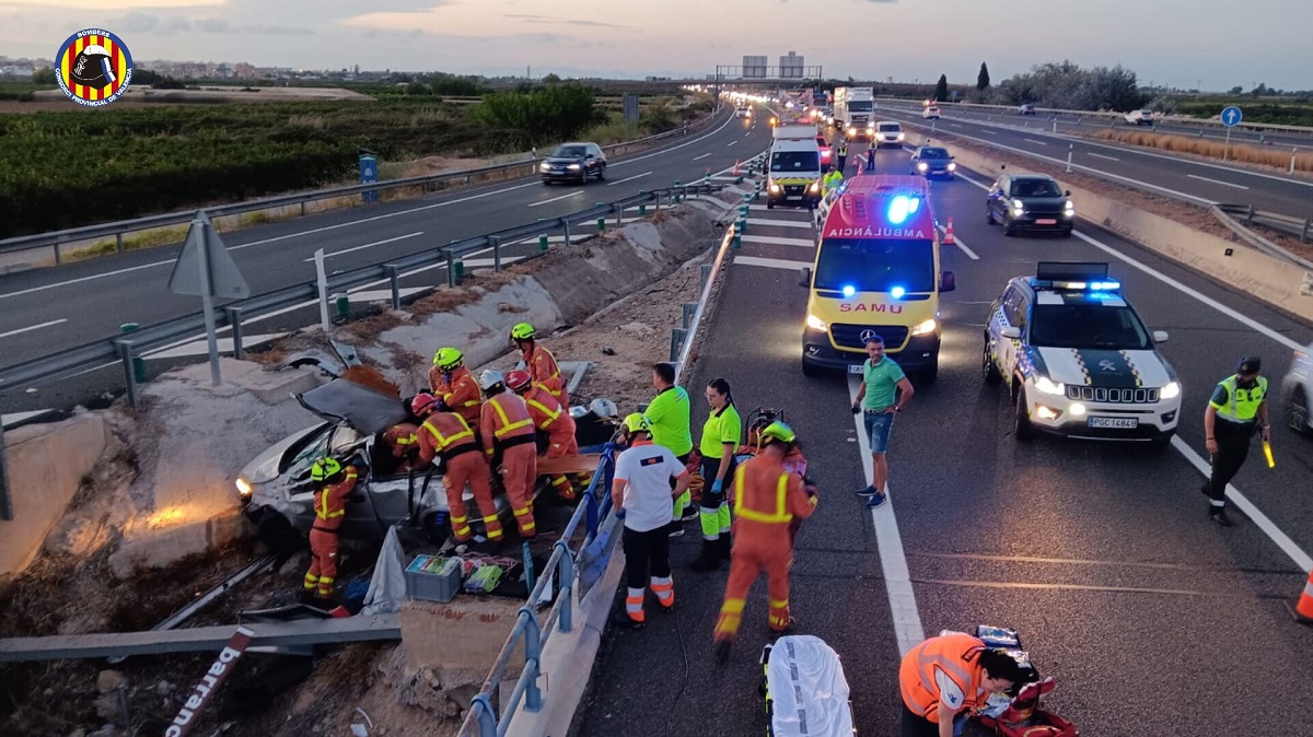 Salida de vía con varias vueltas de campana en la AP-7 a la altura de Almussafes