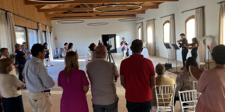 Actuación del dúo de violines Diego Melero & Celia Melero en la presentación del XI Concierto de la vendimia y el vino.