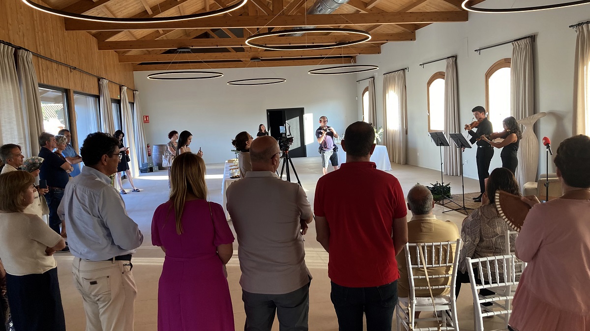 Actuación del dúo de violines Diego Melero & Celia Melero en la presentación del XI Concierto de la vendimia y el vino.