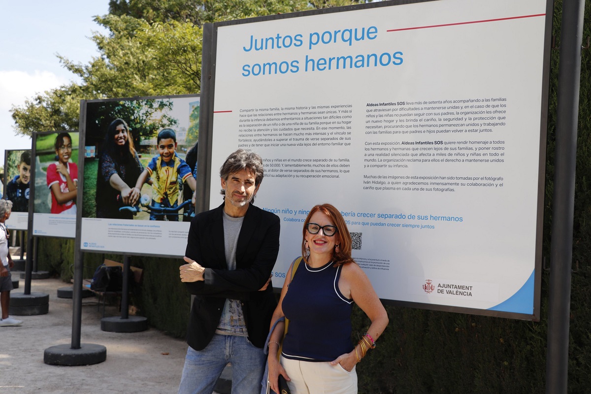 José Luis Moreno y Verónica Martorell en la exposición de Aldeas Infantiles SOS
