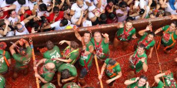 Vicent Mompó participó activamente en la Tomatina de Buñol