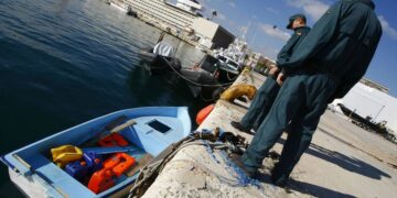 Imagen de archivo de una patera interceptada en la costa de Torrevieja. EFE/Manuel Lorenzo