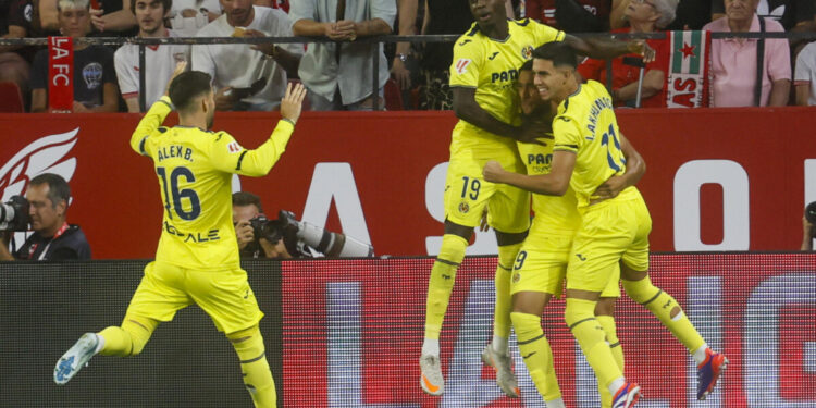 El delantero neerlandés del Villarreal Arnaut Danjuma (2d) celebra el primer gol de su equipo con sus compañeros, en el partido de LaLiga ente el Sevilla y el Villarreal, este viernes en el estadio Sánchez Pizjuan. EFE/José Manuel Vidal