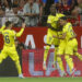 El delantero neerlandés del Villarreal Arnaut Danjuma (2d) celebra el primer gol de su equipo con sus compañeros, en el partido de LaLiga ente el Sevilla y el Villarreal, este viernes en el estadio Sánchez Pizjuan. EFE/José Manuel Vidal