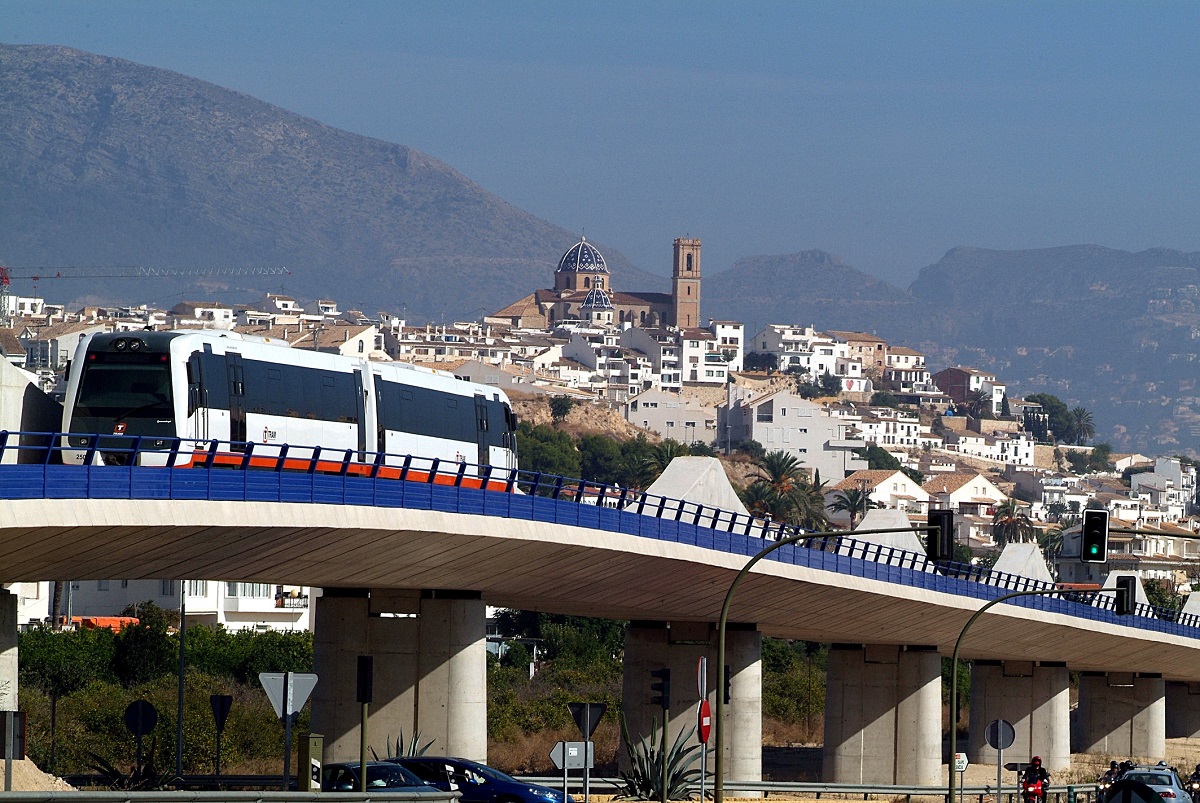 El TRAM a su paso por Altea