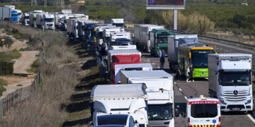 Una ambulancia circula entre los camiones retenidos por la colisión múltiple en la autopista AP-7. ARchivo/ EFE/Andreu Esteban