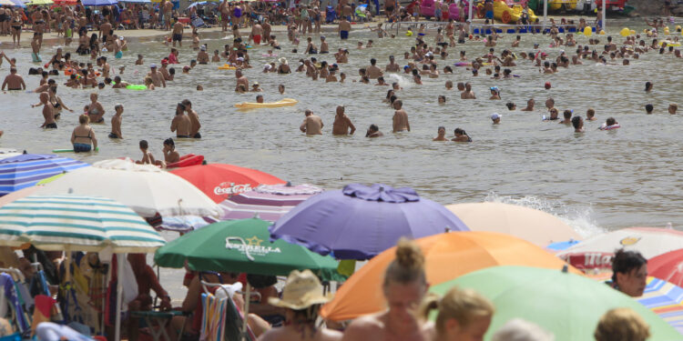 La playa de El Cura de Torrevieja llena en una día de calor. EFE/Morell