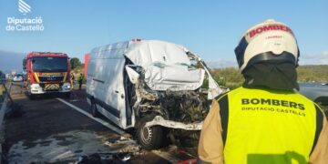 Accidente entre una furgoneta y un camión en la AP-7 a su paso por Alcalà de Xivert