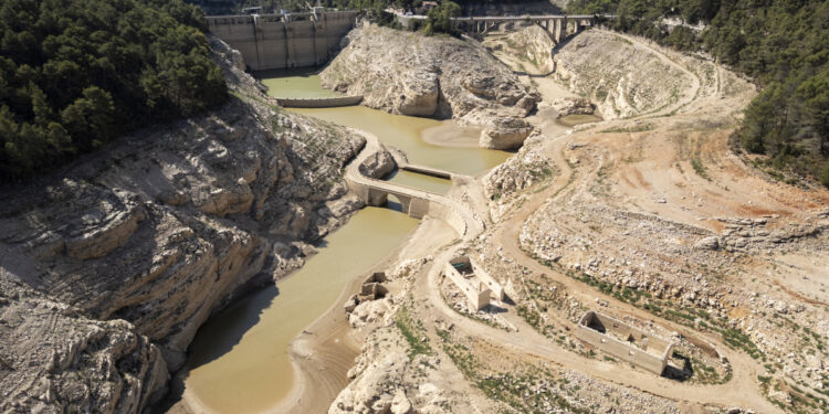 Imágenes de principios de agosto captadas con un dron del embalse de Ulldecona perteneciente al sistema Cenia de la Confederación Hidrográfica del Júcar (CHJ). EFE/Andreu Esteban