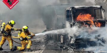 Incendio de un camión grúa con un furgón cargado en Guardamar
