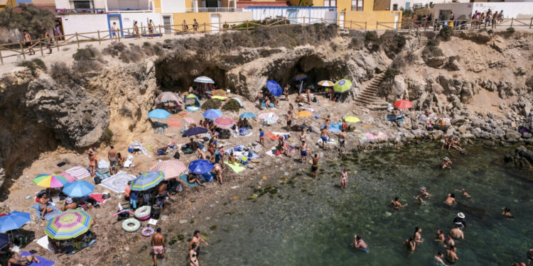Numerosos bañistas se refresacan en las pequeñas playas de Tabarca, la isla alicantina que cada año atrae a miles de turistas. EFE/Pablo Miranzo
