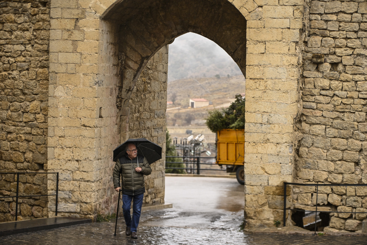 Imagen de archivo de un hombre andando bajo la lluvia en Morella (Castellon). EFE/Andreu Esteban