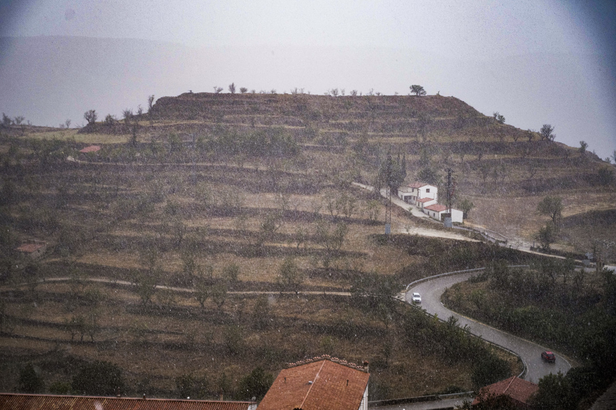 GRAFCVA2277. MORELLA (CASTELLÓN), 13/08/2024.- Un fuerte aguacero ha descargado la tarde de este martes sobre la localidad castellonense de Morella. La Agencia Estatal de Meteorología (Aemet) ha establecido para este martes el aviso nivel amarillo, que posteriormente ha elevado a naranja, en el interior de la provincia de Castellón por tormentas que podrían acumular 20 litros por metro cuadrado en una hora e ir acompañadas de probable granizo y rachas muy fuertes de viento. EFE/Andreu Esteban