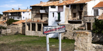 Vista parcial de Castell de Cabres, el pueblo más pequeño de la Comunitat Valenciana. EFE/Andreu Esteban