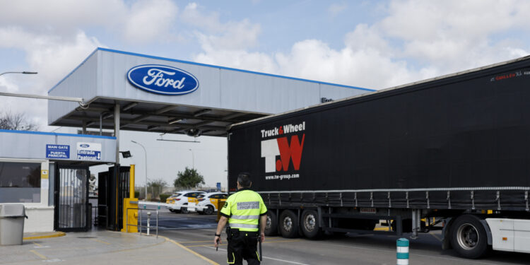 Vista general de la entrada principal de planta de Ford en Almussafes (Valencia). EFE/Kai Försterling