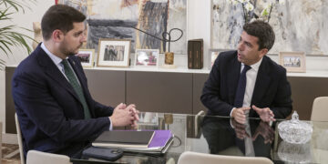 El alcalde de Gandia, José Manuel Prieto, en una reunión con el president de la Generalitat, Carlos Mazón (dcha). EFE/Natxo Francés