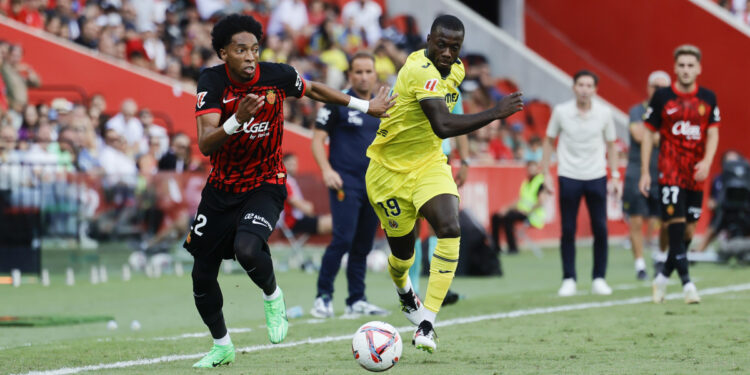 El defensa del RCD Mallorca Johan Mojica (i) disputa un balón con el delantero del Villarreal Nicolas Pépé (d) . EFE/Cati Cladera