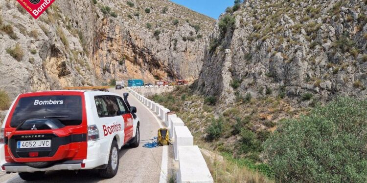 Caída de un camión por un barranco en Millena