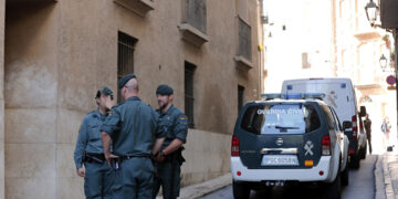 Agentes de la Guardia Civil, a las puertas de los juzgados de Xàtiva (Valencia). EFE/Manuel Bruque/Archivo