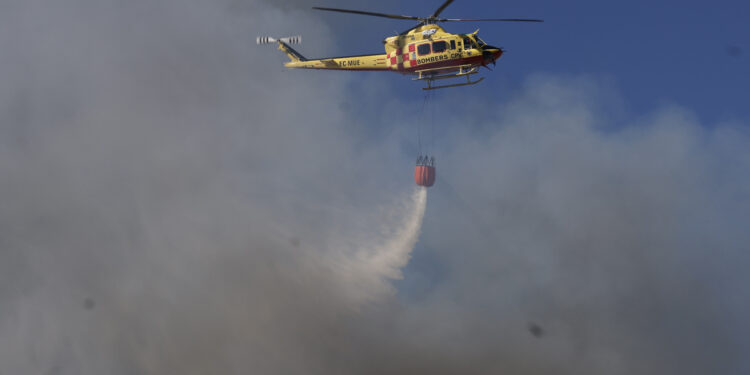 Imagen de archivo de un medio aéreo en un incendio. EFE/Kai Försterling