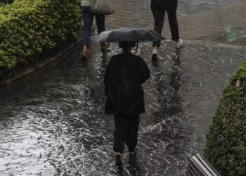 Lluvias intensas e irregulares a lo largo de la mañana y primera hora de la tarde en la Comunitat Valenciana, que han llegado hasta los 110 l/m2 que han caído en Burriana (Castellón). EFE/Manuel Bruque
